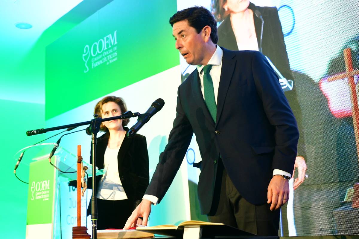 Manuel MartÃnez del Peral jurando el cargo como nuevo presidente del Colegio Oficial de FarmacÃ©uticos de Madrid. Foto: MAURICIO SKRYCKY